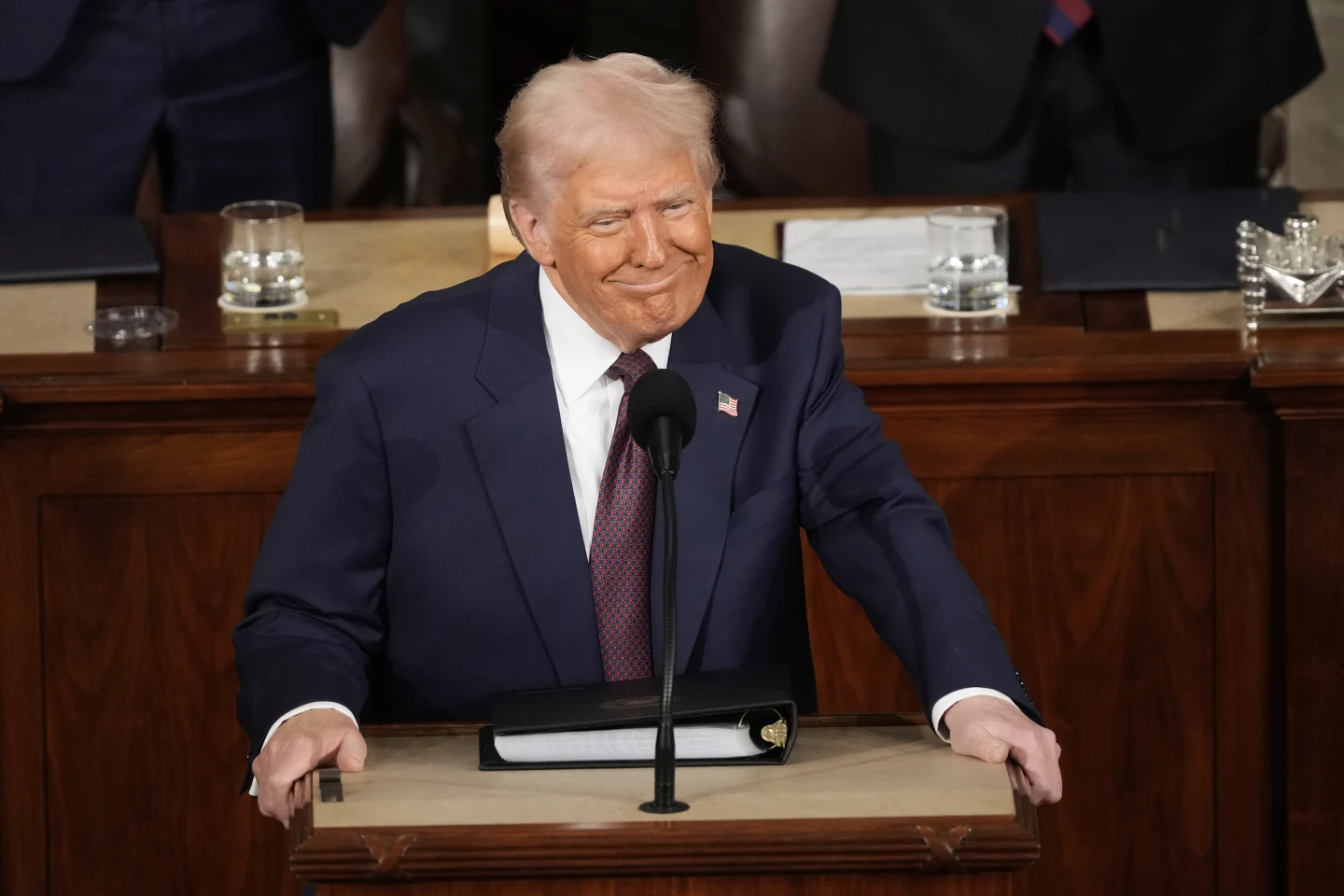 Трамп заявляє: Зеленський хоче миру та готовий підписати мінеральну угоду після суперечок у Білому домі